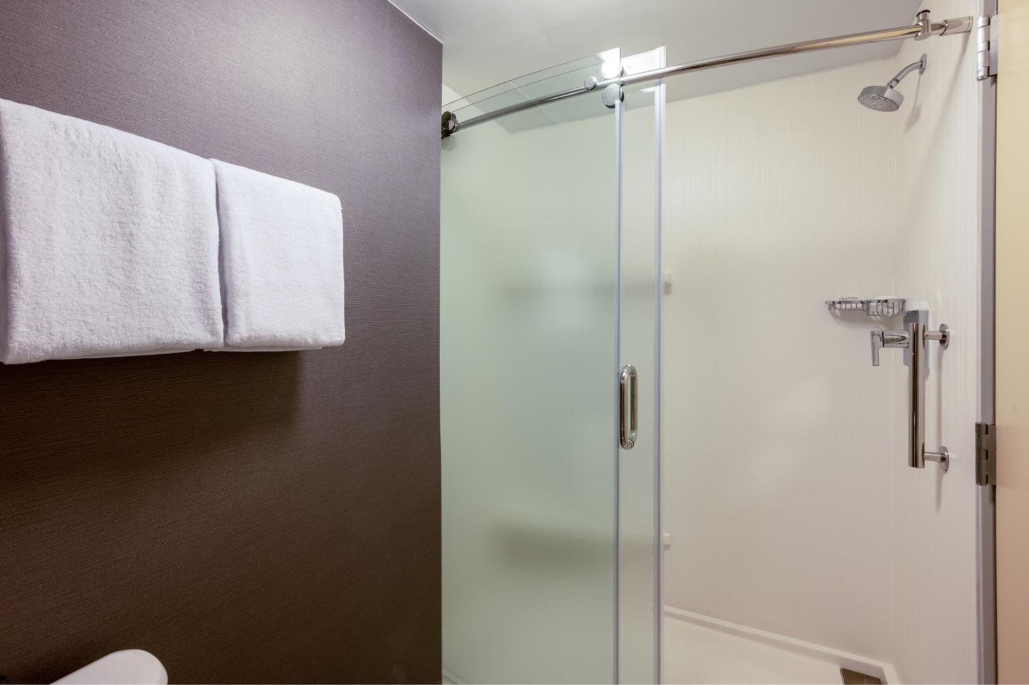 Courtyard Columbus Airport Hotel Ngoại thất bức ảnh