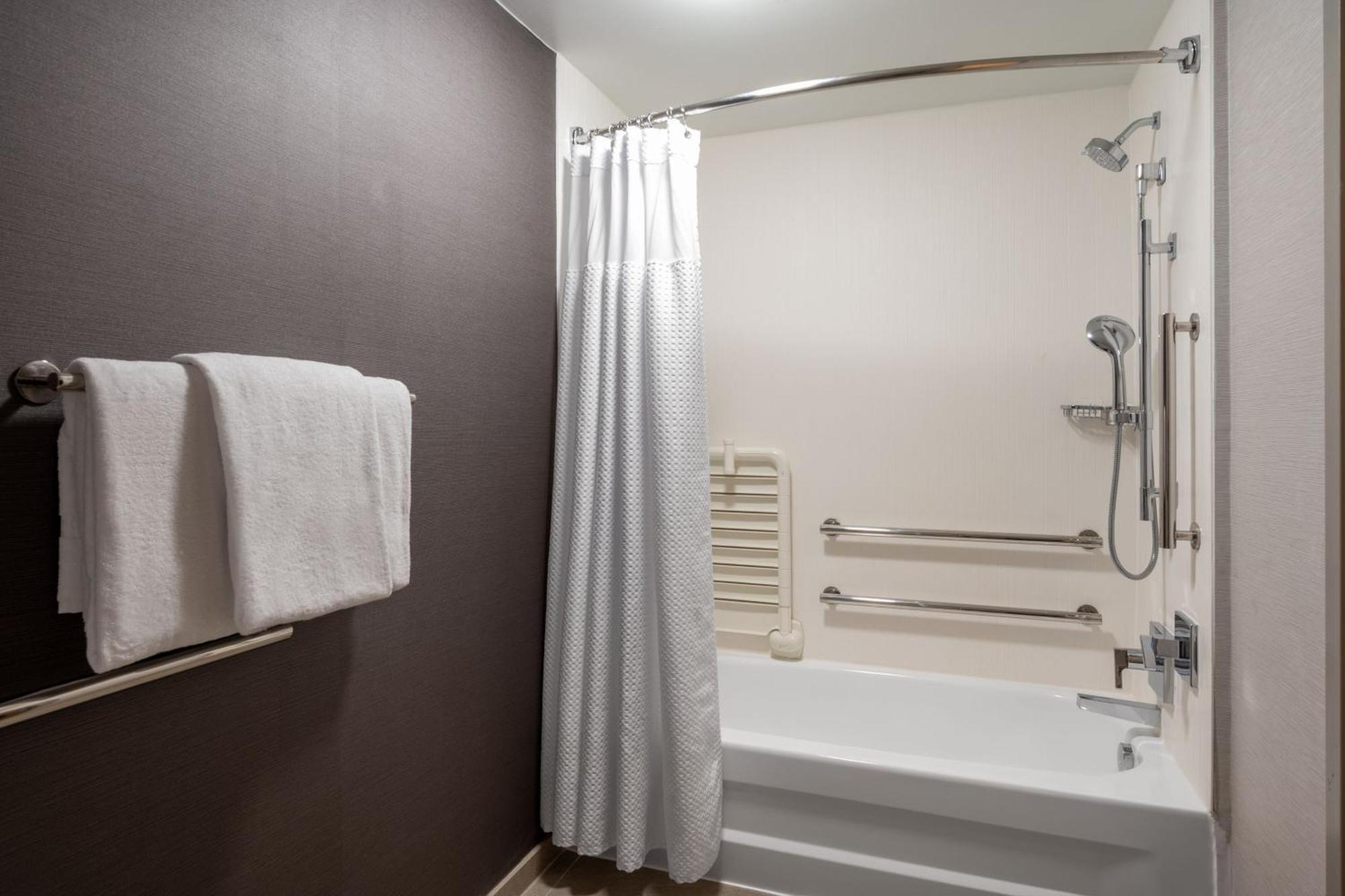 Courtyard Columbus Airport Hotel Ngoại thất bức ảnh