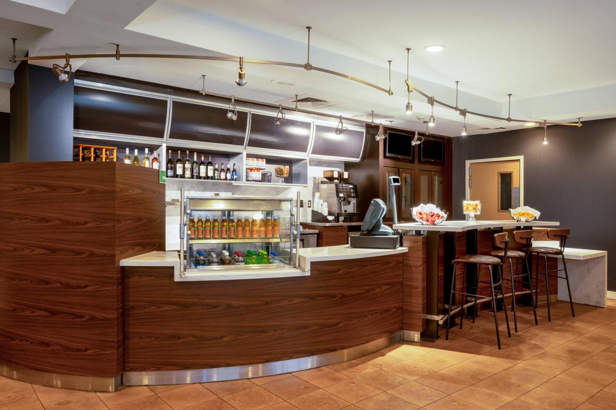 Courtyard Columbus Airport Hotel Ngoại thất bức ảnh
